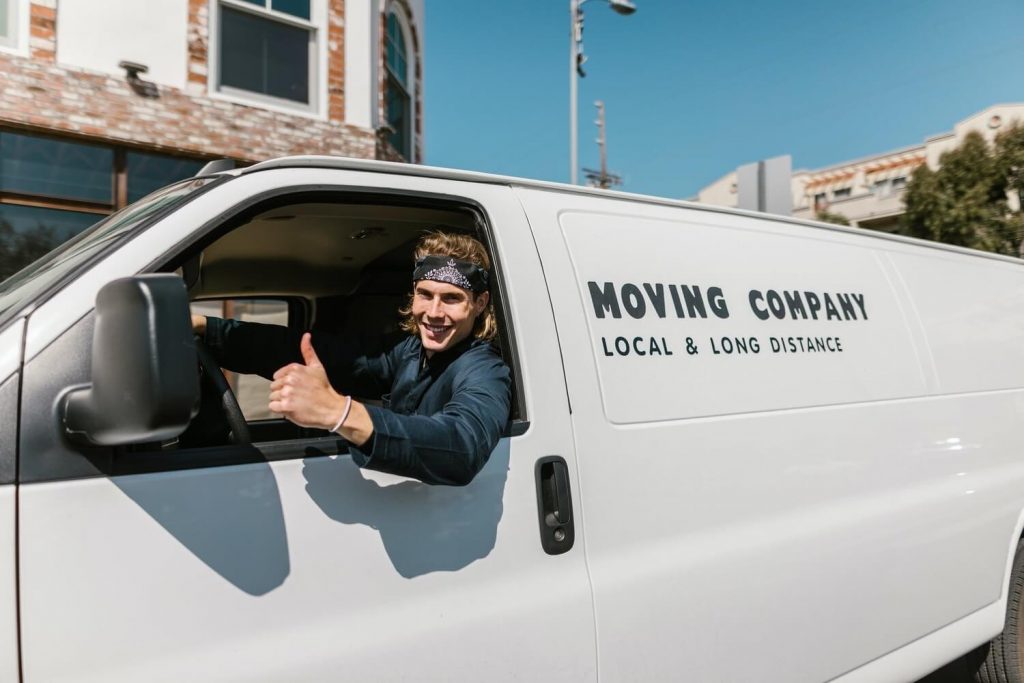 Believe it or not, there are advantages to hiring professional movers rather than doing it yourself.